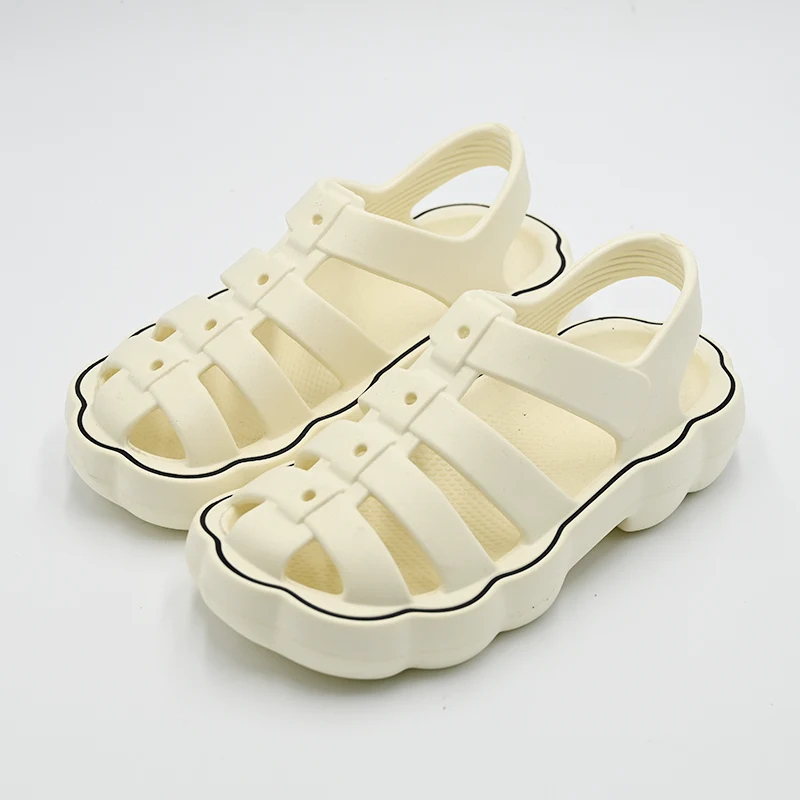 Waarom worden Romeinse pantoffels de schoenentrend waar iedereen het over heeft?